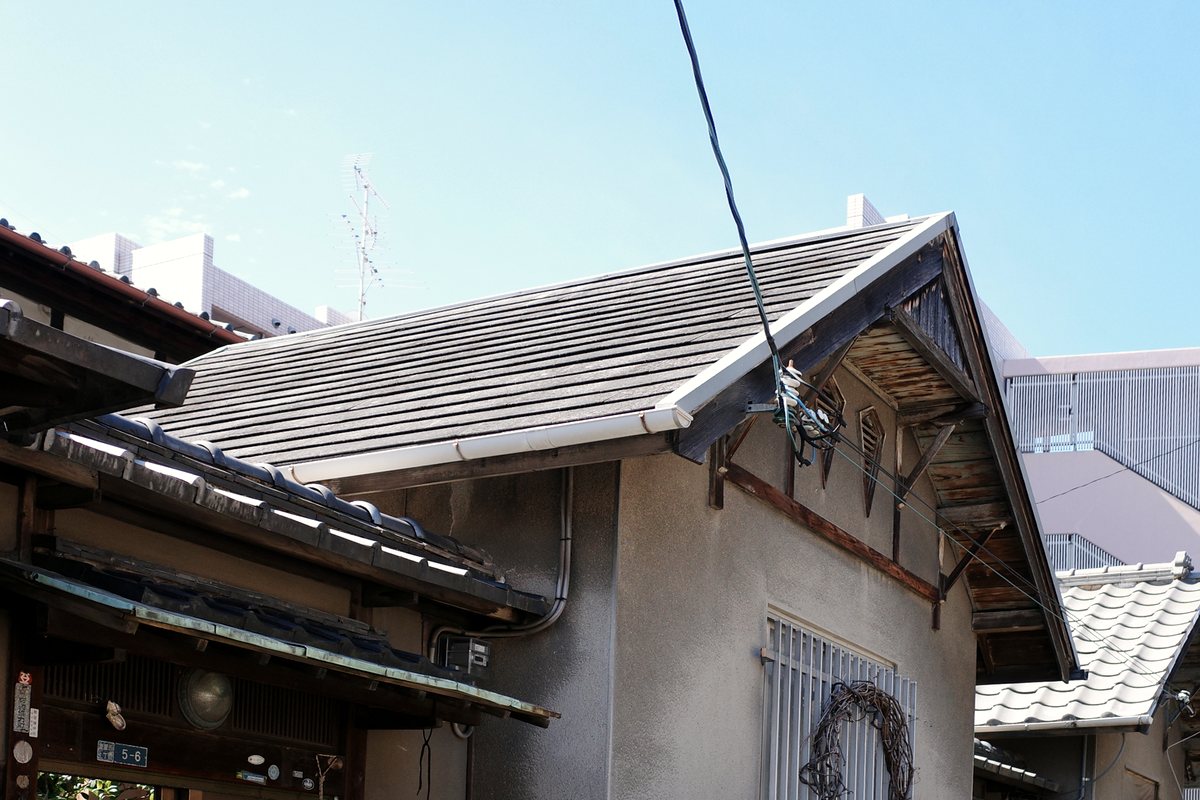 瓦屋根の町家に重なる洋風屋根