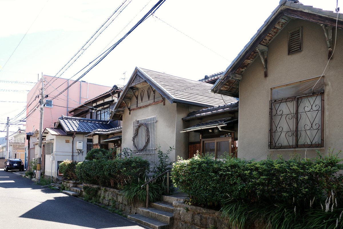 通りに面して並ぶ長屋2軒